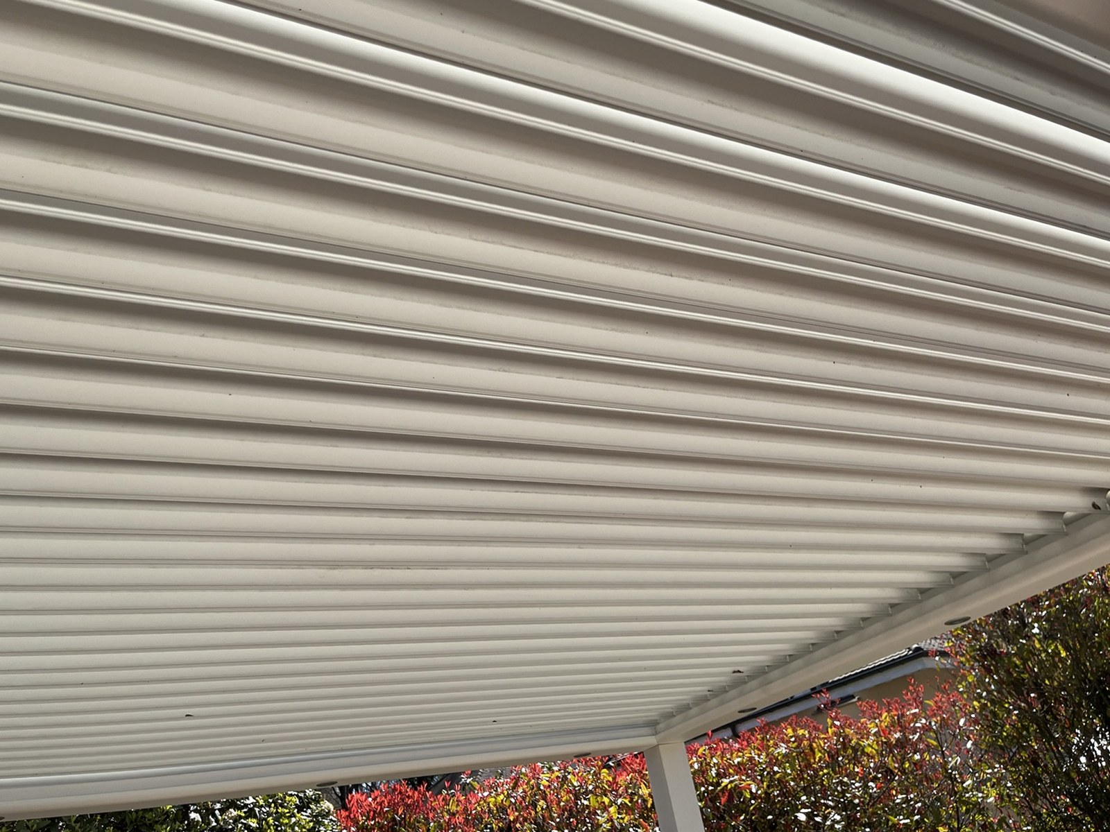 Pergola bioclimatique après nettoyage et protection